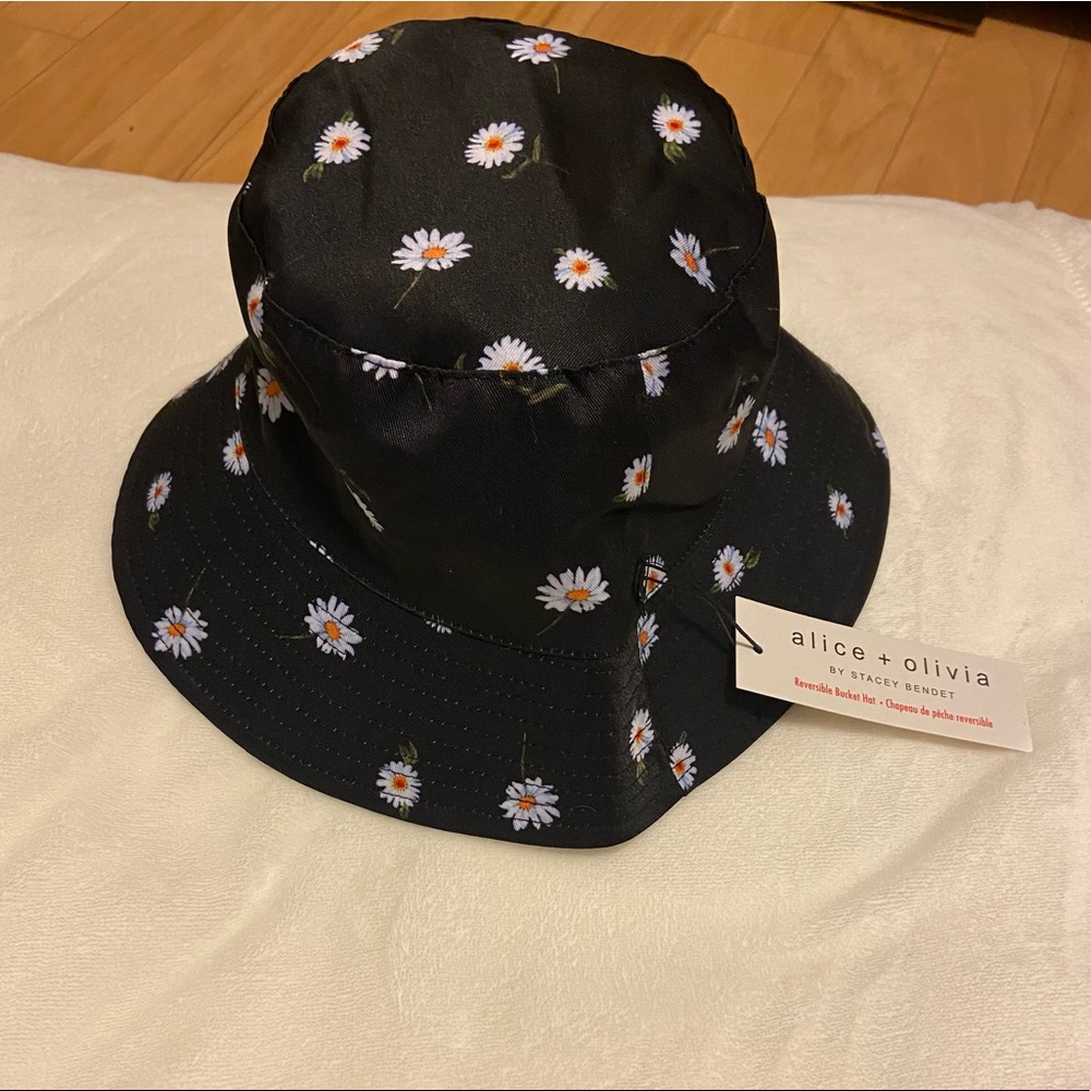 NWT Alice+Olivia Reversible Bucket Hat